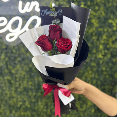 RAMO 3 ROSAS ROJAS