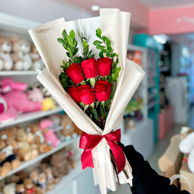 RAMO 6 ROSAS Y FOLLAJE