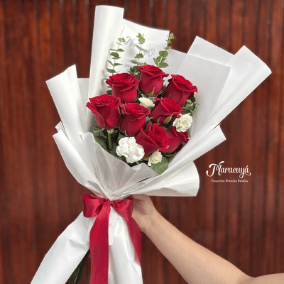 RAMO 8 ROSAS ROJAS Y FOLLAJE