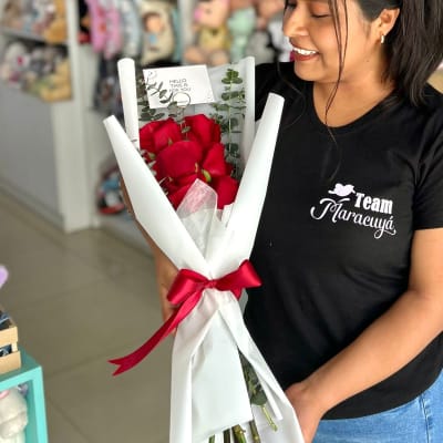 RAMO 8 ROSAS Y FOLLAJE