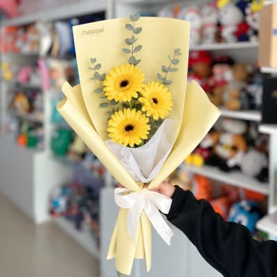 RAMO DE TRES GERBERAS