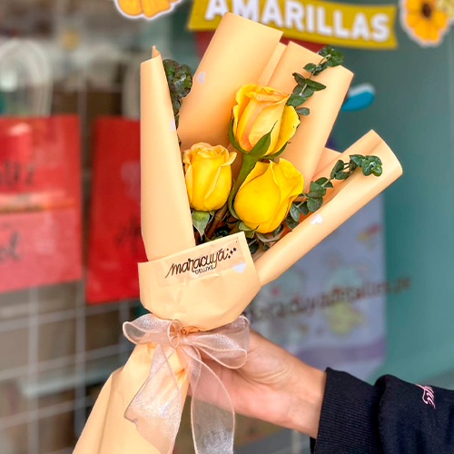 RAMO 3 ROSAS AMARILLAS1