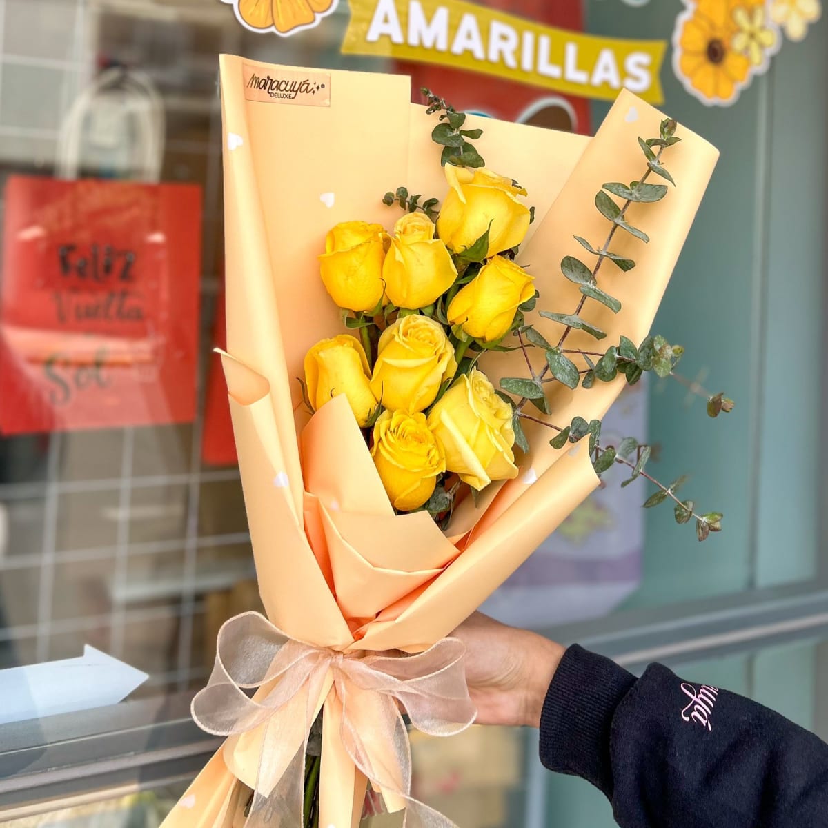 RAMO 8 ROSAS AMARILLAS1