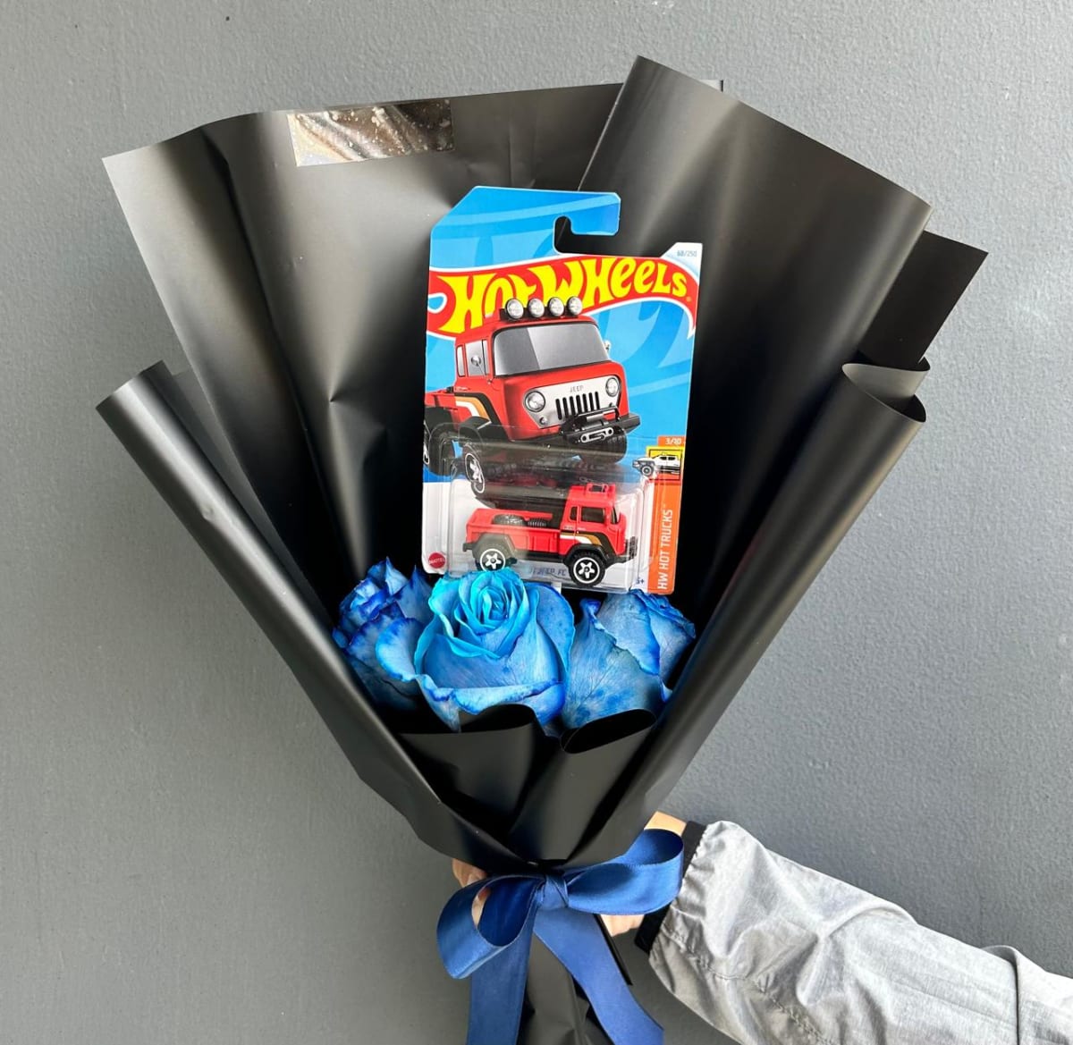 RAMO HOT WHEELS Y TRES ROSAS AZULES1