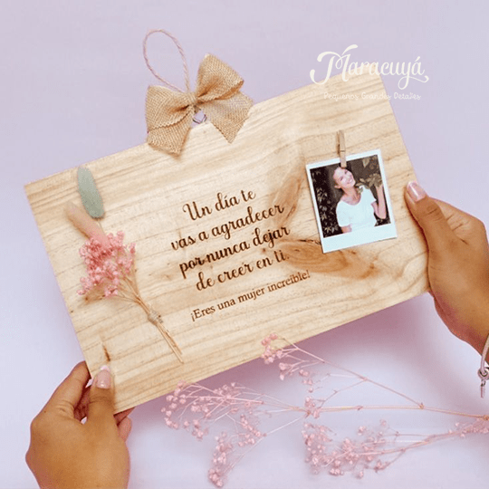 PLACA GRABADA MUJER1