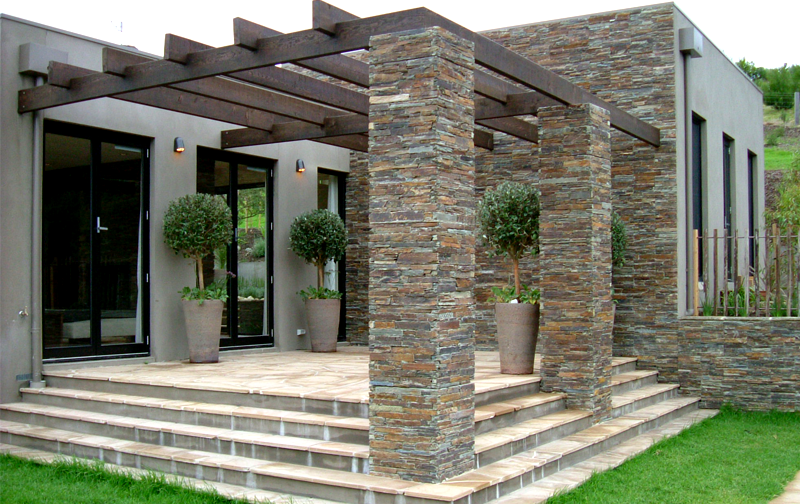 Materiales madera recuperada piedra y tejidos naturales tendencias 2026