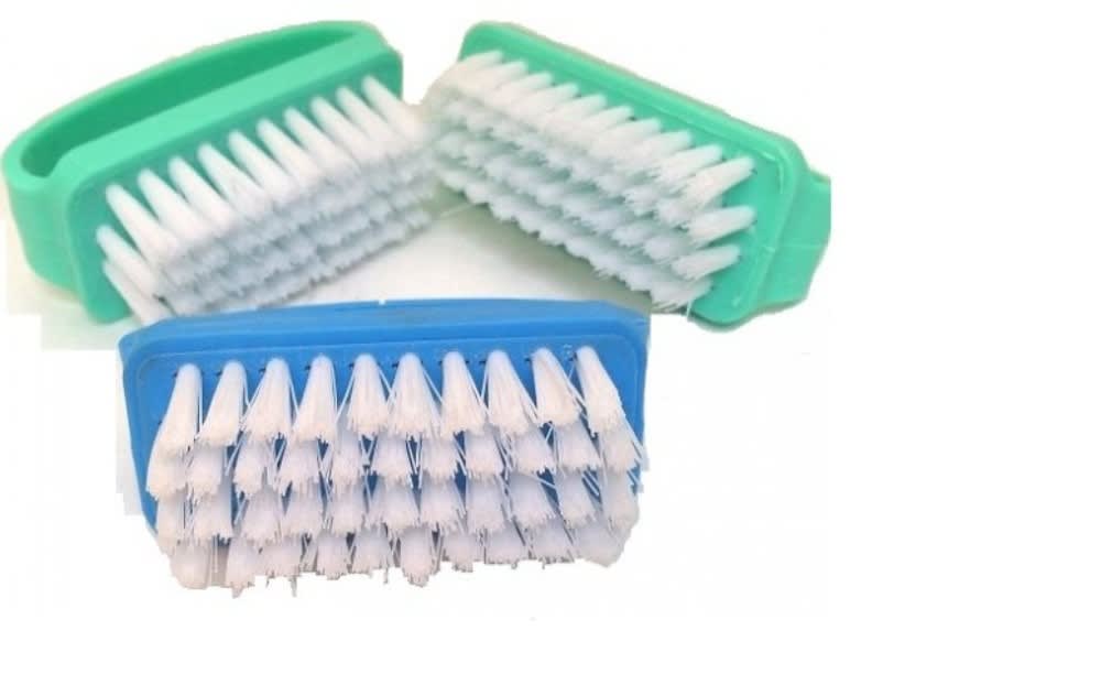 ESCOBILLA UÑAS PLÁSTICAS TRADICIONAL1