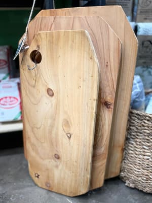 Tabla Rústica De Picoteo Rectangular Ciprés, 55 Cm X 30 Cm  Medidas aprox. piezas unicas1