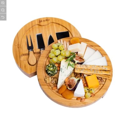Tabla de queso redonda con cubierto integrados en la base