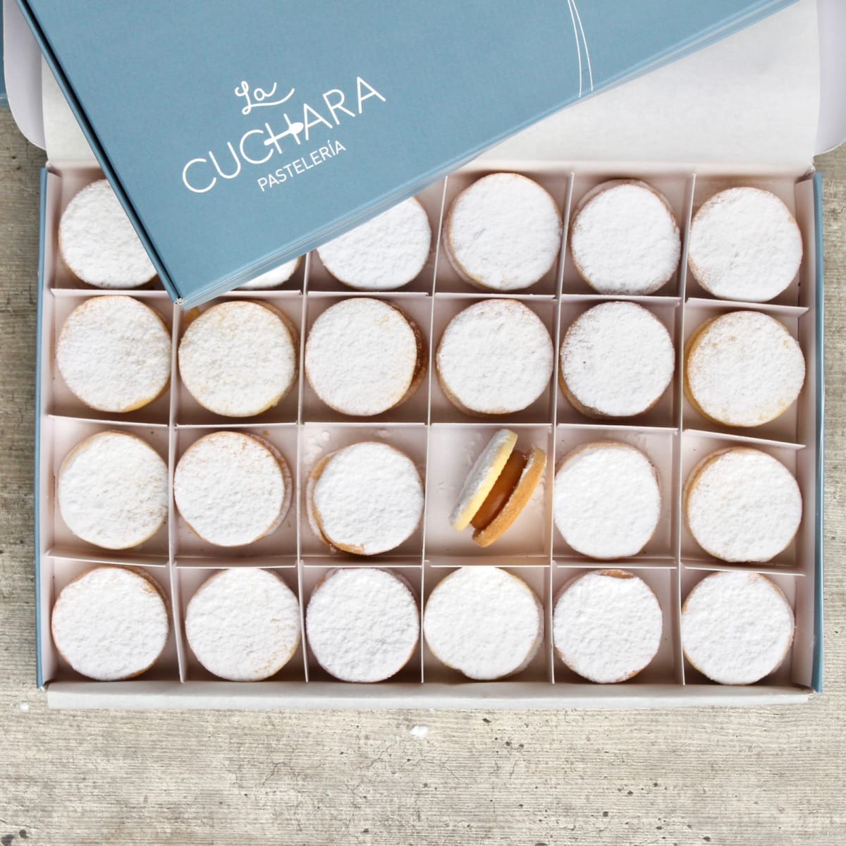 Caja 24 Alfajores de Maicena, La Cuchara1