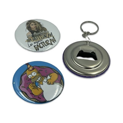 Chapita 58mm con destapador y llavero