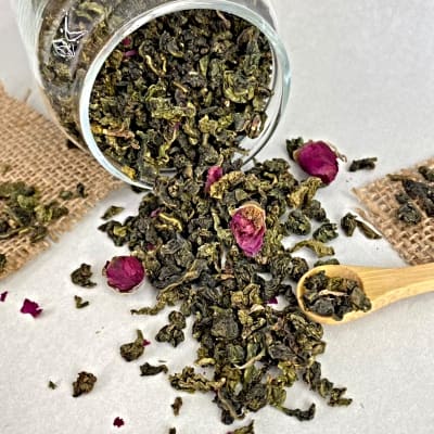 TÉ AZUL CON ROSAS