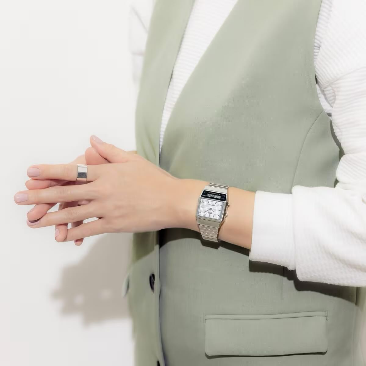 Reloj CASIO Retro AQ-800E-7A Resina Juvenil Plateado2