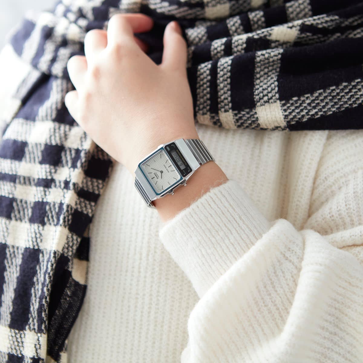 Reloj CASIO Retro AQ-800E-7A Resina Juvenil Plateado4