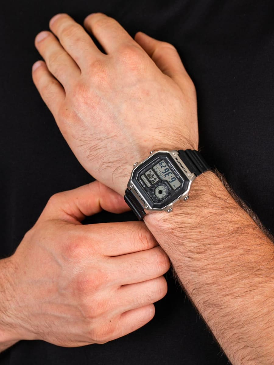 Reloj CASIO Regular AE-1200WH-1C Resina Juvenil Negro2