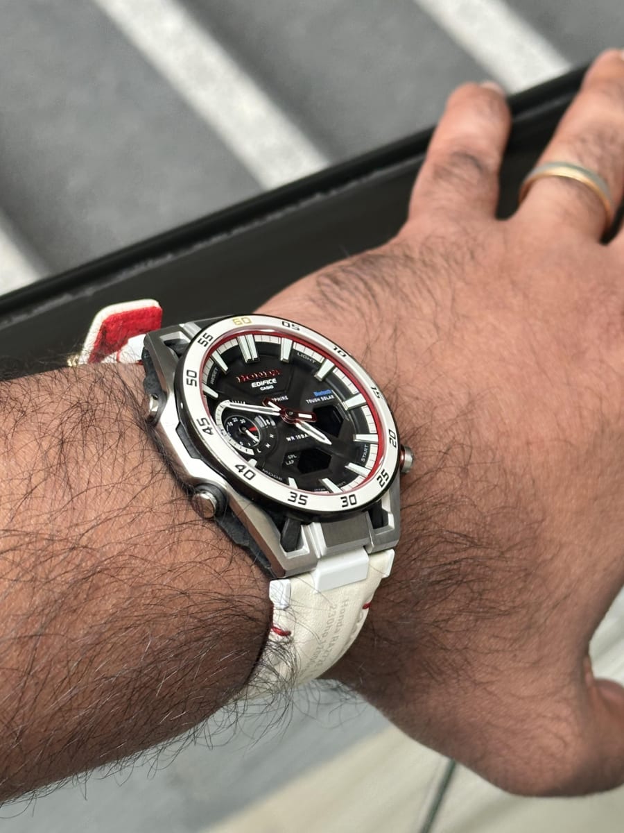 Reloj EDIFICE ECB-2300HR-1A Carbono/Acero Hombre Blanco3