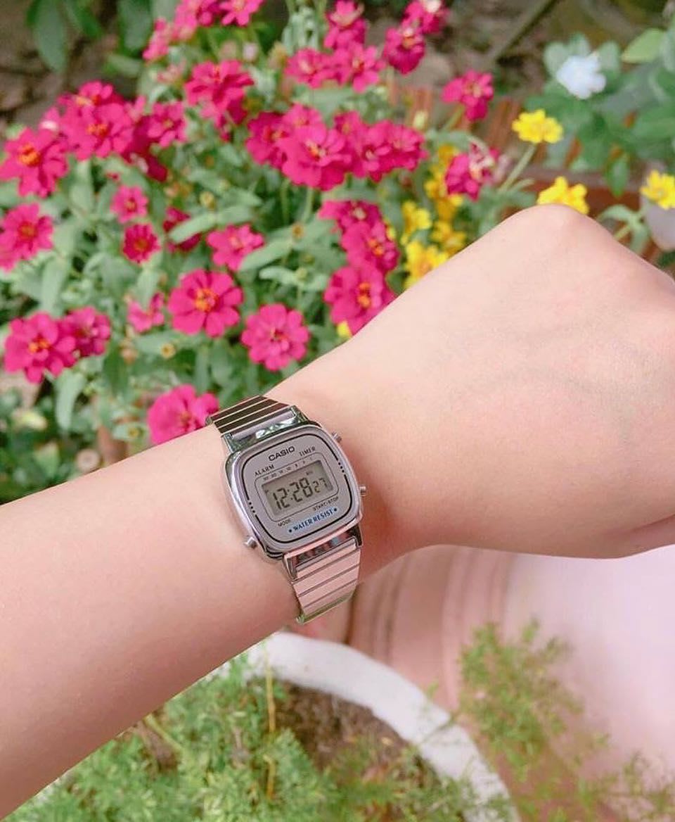 Reloj CASIO Retro LA670WA-7D Resina Mujer Plateado2