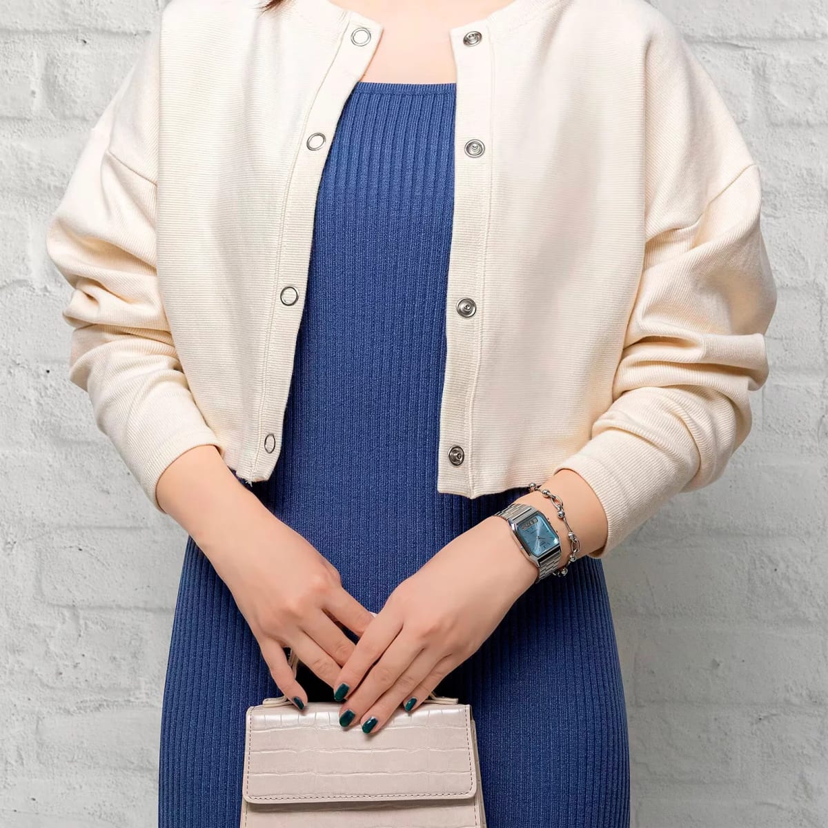 Reloj CASIO Retro AQ-230A-2A1 Resina/Cromado Juvenil Plateado2