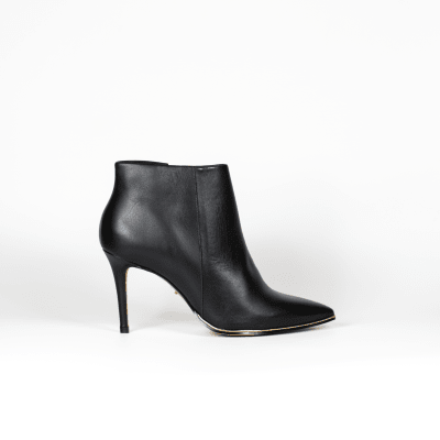 BOTIN CUERO NEGRO LINEA DORADA2