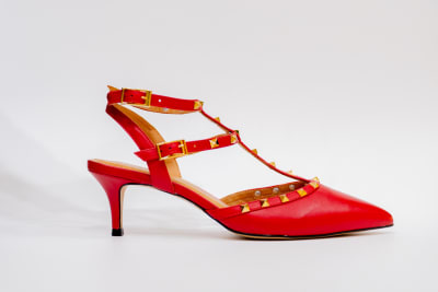 ZAPATO ROJO DETALLE ORO2