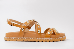 SANDALIA PLANA CAMEL TACHA ORO