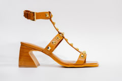 SANDALIA CAMEL TACHAS