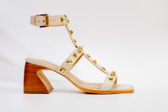 SANDALIA BEIGE TACHAS