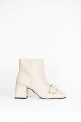 BOTIN CUERO OFF WHITE METAL ORO
