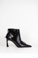 BOTIN CUERO NEGRO BOTON CUADRADO