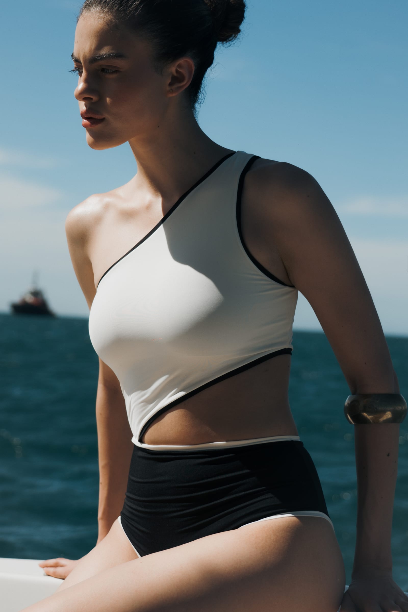 Traje de baño entero asimétrico de un hombro Raisa Ivory Black4