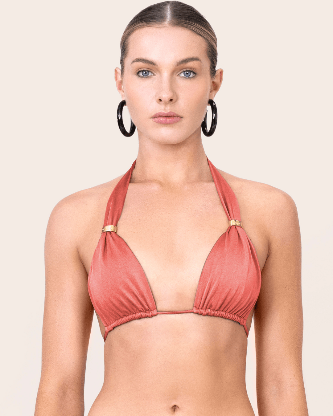 Top de bikini halter rojo granadina con copas removibles y argollas doradas OndadeMar 2184/60141