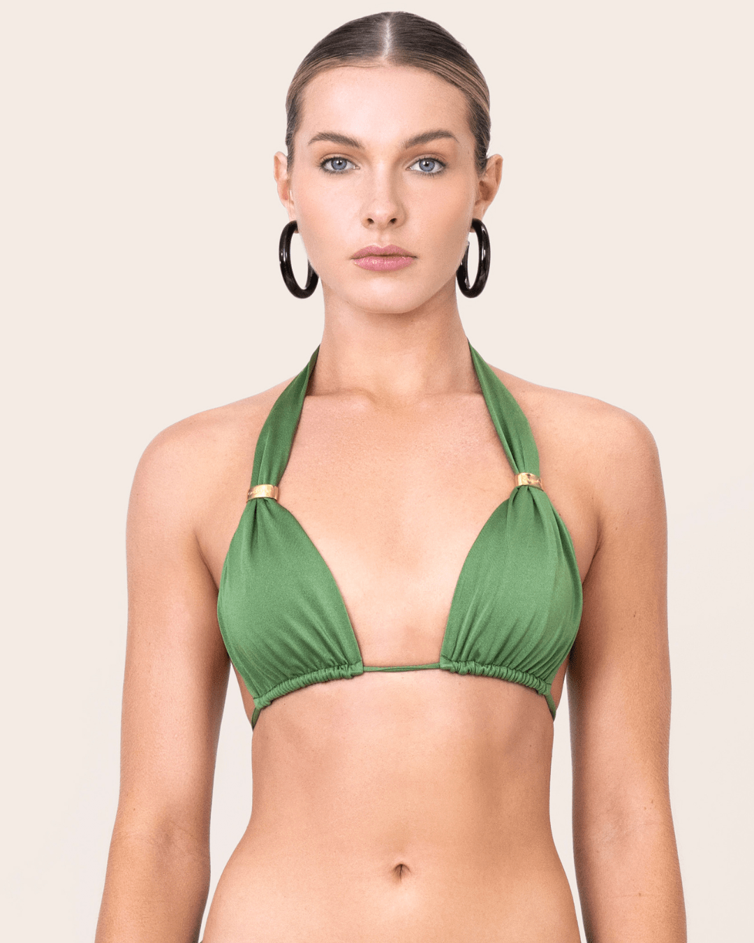 Top de bikini verde oliva halter con copas removibles y argollas doradas OndadeMar 2184/20082