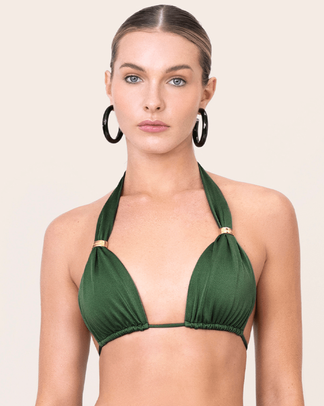 Top de bikini halter verde botella con copas removibles y argollas doradas OndadeMar 2184/20291