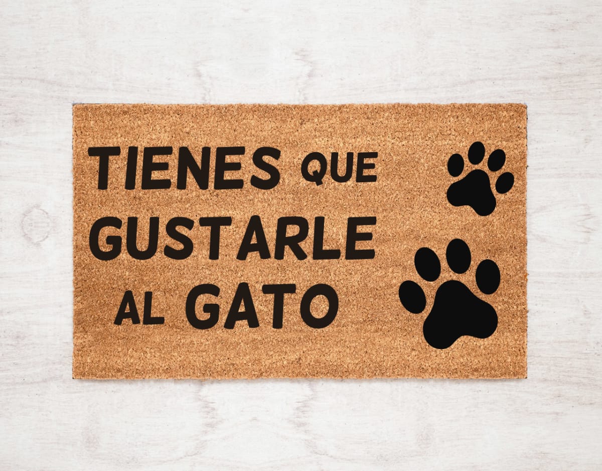Felpudo Kokomat Tienes que gustarle al gato huella1